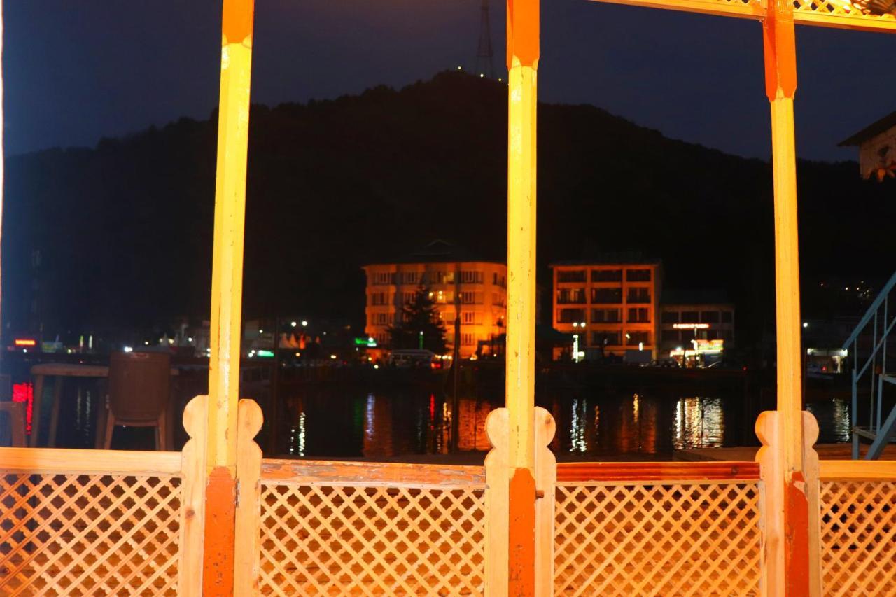House Boat New Pala Palace Srīnagar Esterno foto