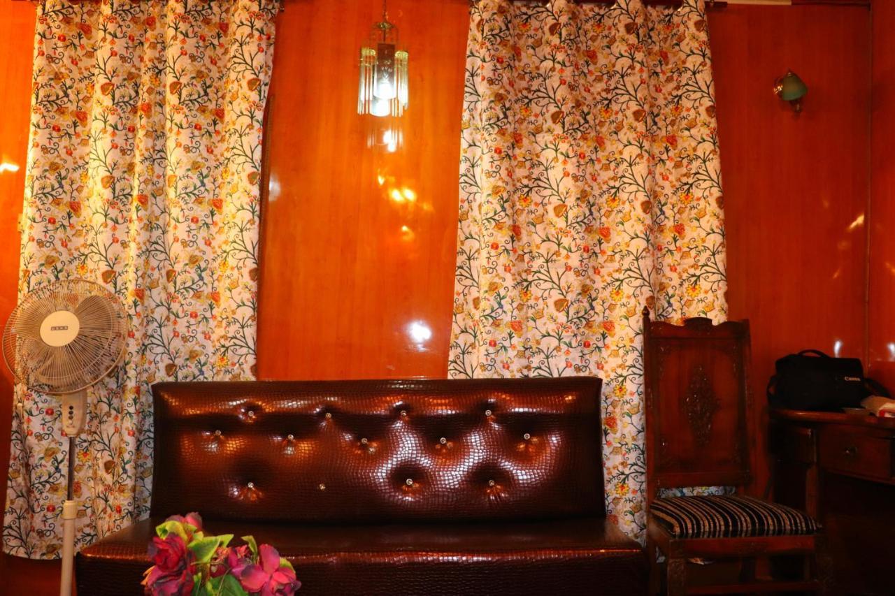 House Boat New Pala Palace Srīnagar Esterno foto