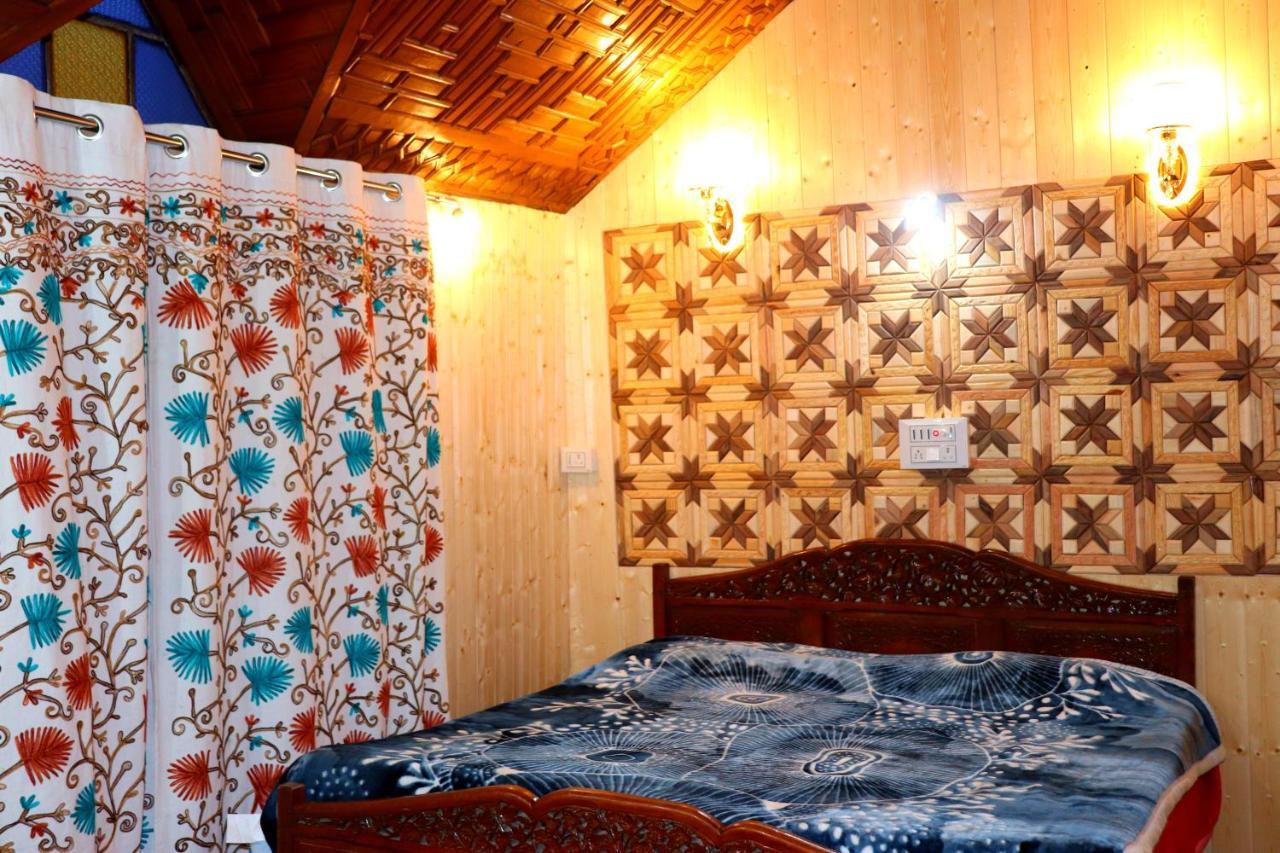 House Boat New Pala Palace Srīnagar Esterno foto