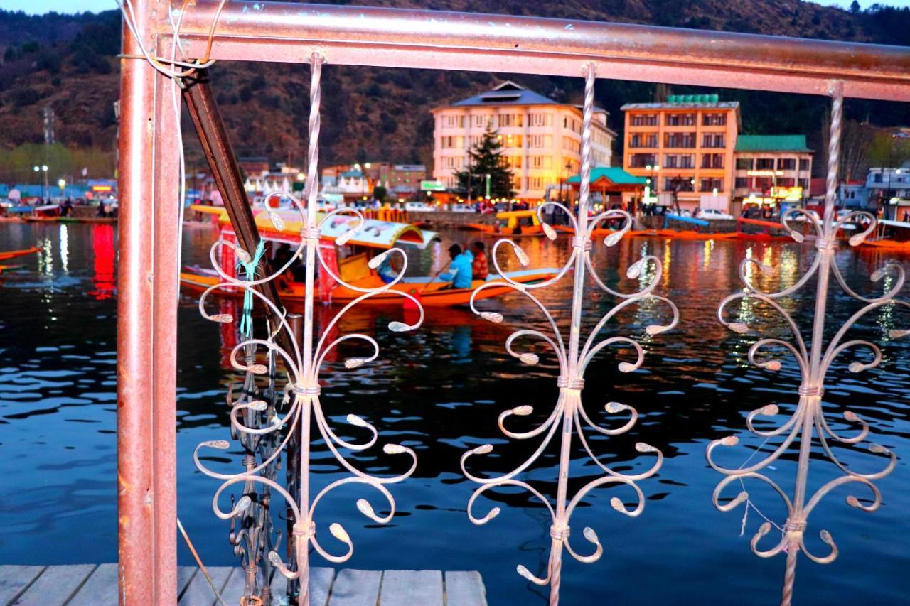 House Boat New Pala Palace Srīnagar Esterno foto