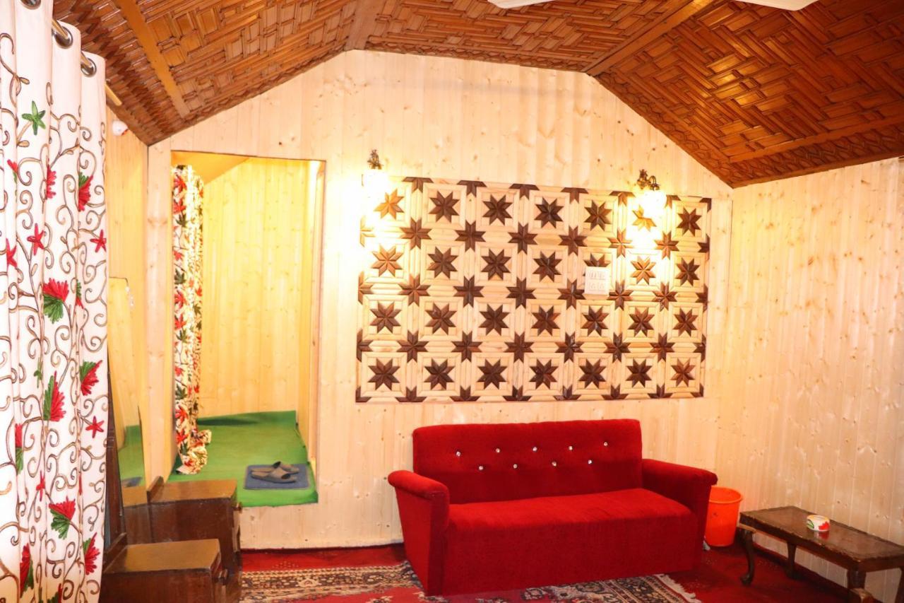 House Boat New Pala Palace Srīnagar Esterno foto