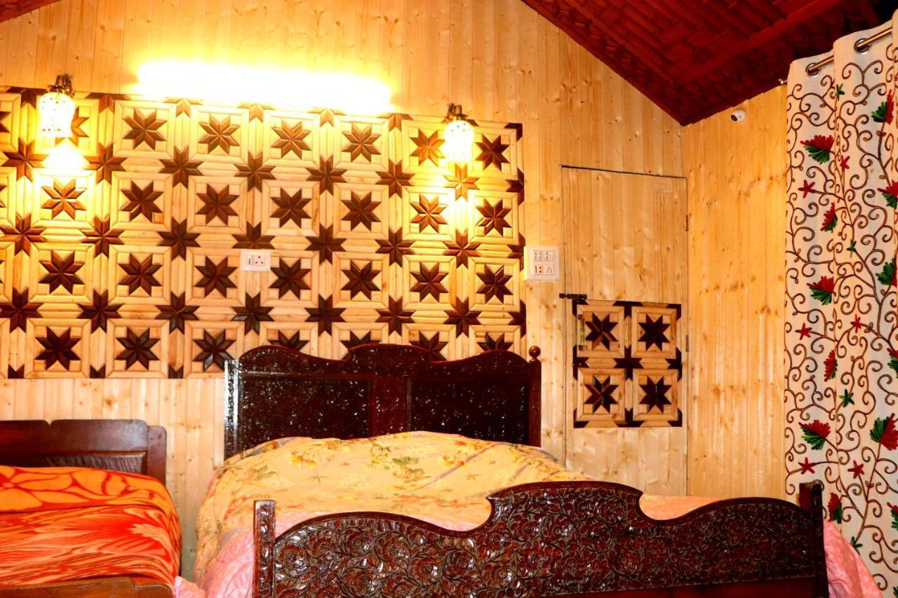 House Boat New Pala Palace Srīnagar Esterno foto