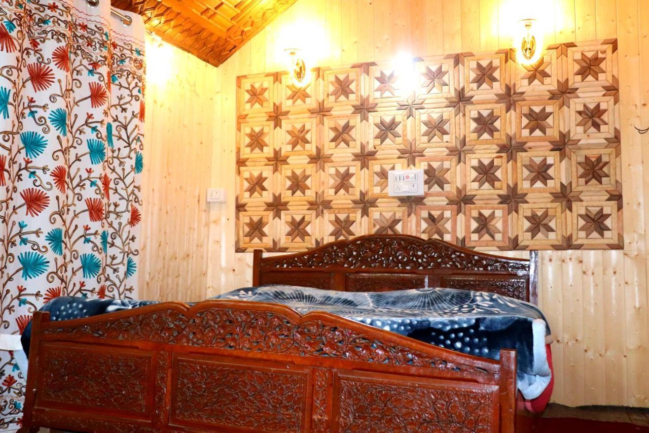 House Boat New Pala Palace Srīnagar Esterno foto