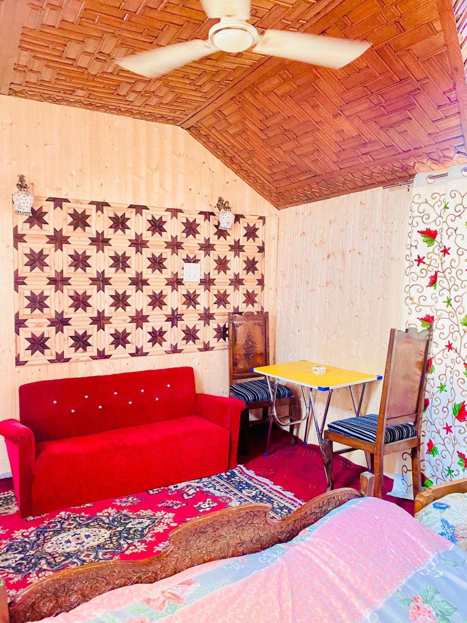 House Boat New Pala Palace Srīnagar Esterno foto