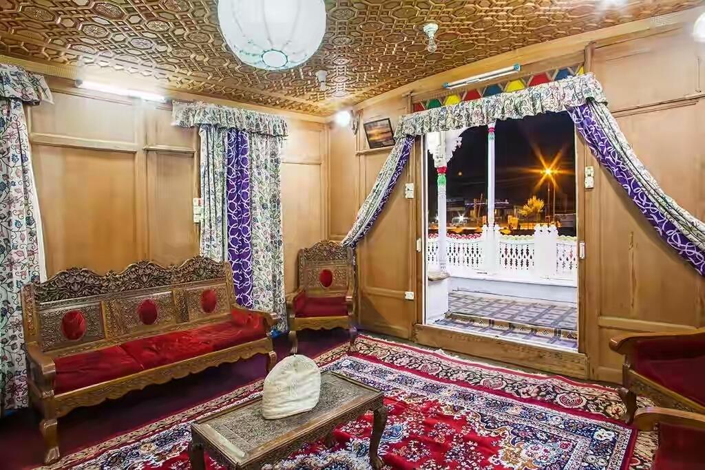 House Boat New Pala Palace Srīnagar Esterno foto