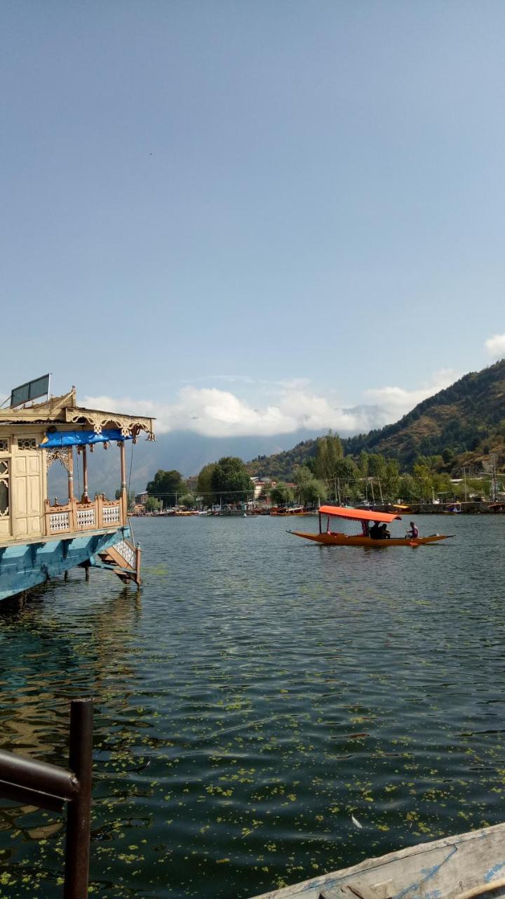 House Boat New Pala Palace Srīnagar Esterno foto