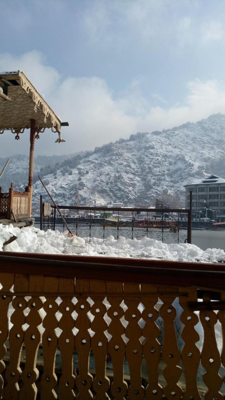 House Boat New Pala Palace Srīnagar Esterno foto